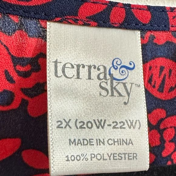 NWOT Terra & Sky Navy Blue & Red Floral Tank Top - Picture 4 of 4